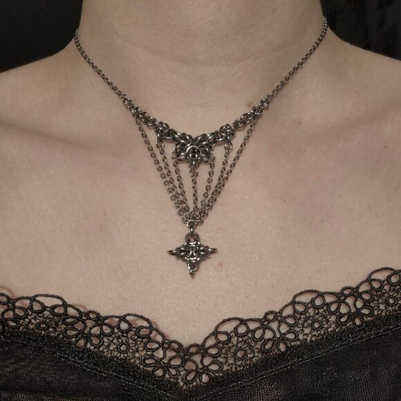 Silver shooting star necklace with a small silver chain - Picture 3 of 9